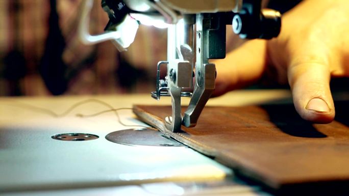 裁缝在机器上缝纫缝纫机皮鞋厂服饰加工