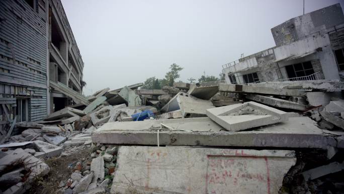 地震后废墟中的建筑物