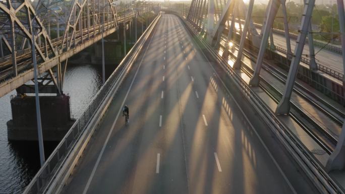 无人机俯瞰骑自行车过桥的人
