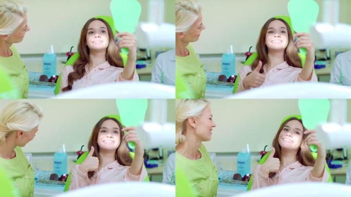 年轻女子在镜子前检查牙齿