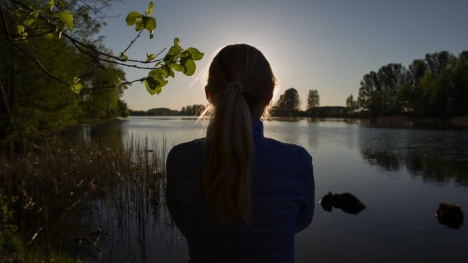 孤独的女孩站在湖边