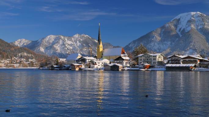 特格尔西湖国外外国旅拍湖边雪山小屋