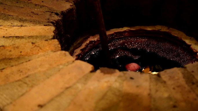 游客品尝埋在地下的葡萄酒