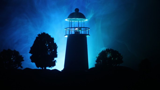夜间有雾时的灯塔。
