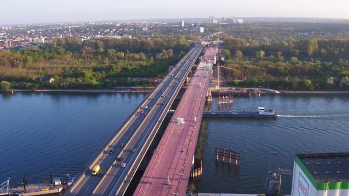 公路桥梁施工现场国外外国航拍大桥车辆车流