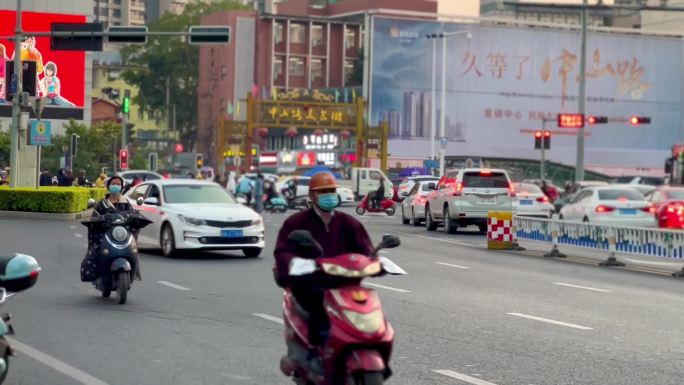 南宁中山路七叉路口上的行人电动车汽车