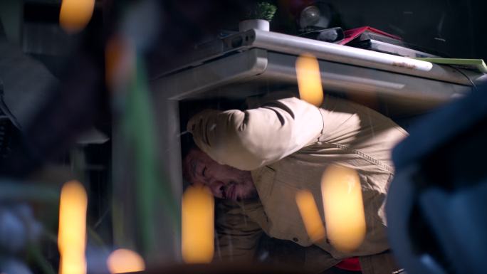 地震时男人躲在桌子下面避险