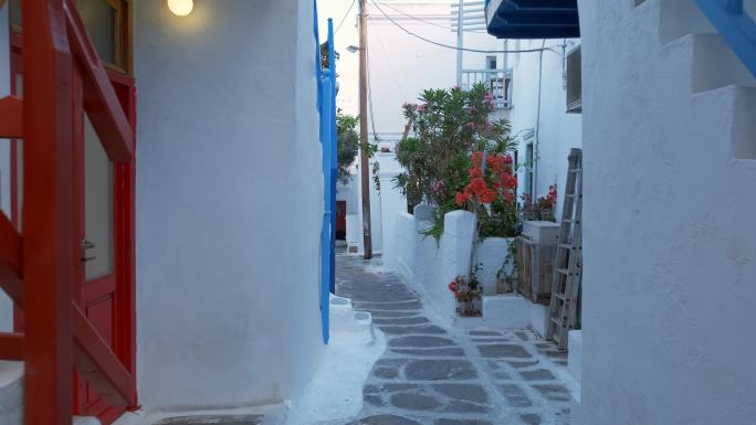 走在希腊米科诺斯岛上的米科诺斯街上