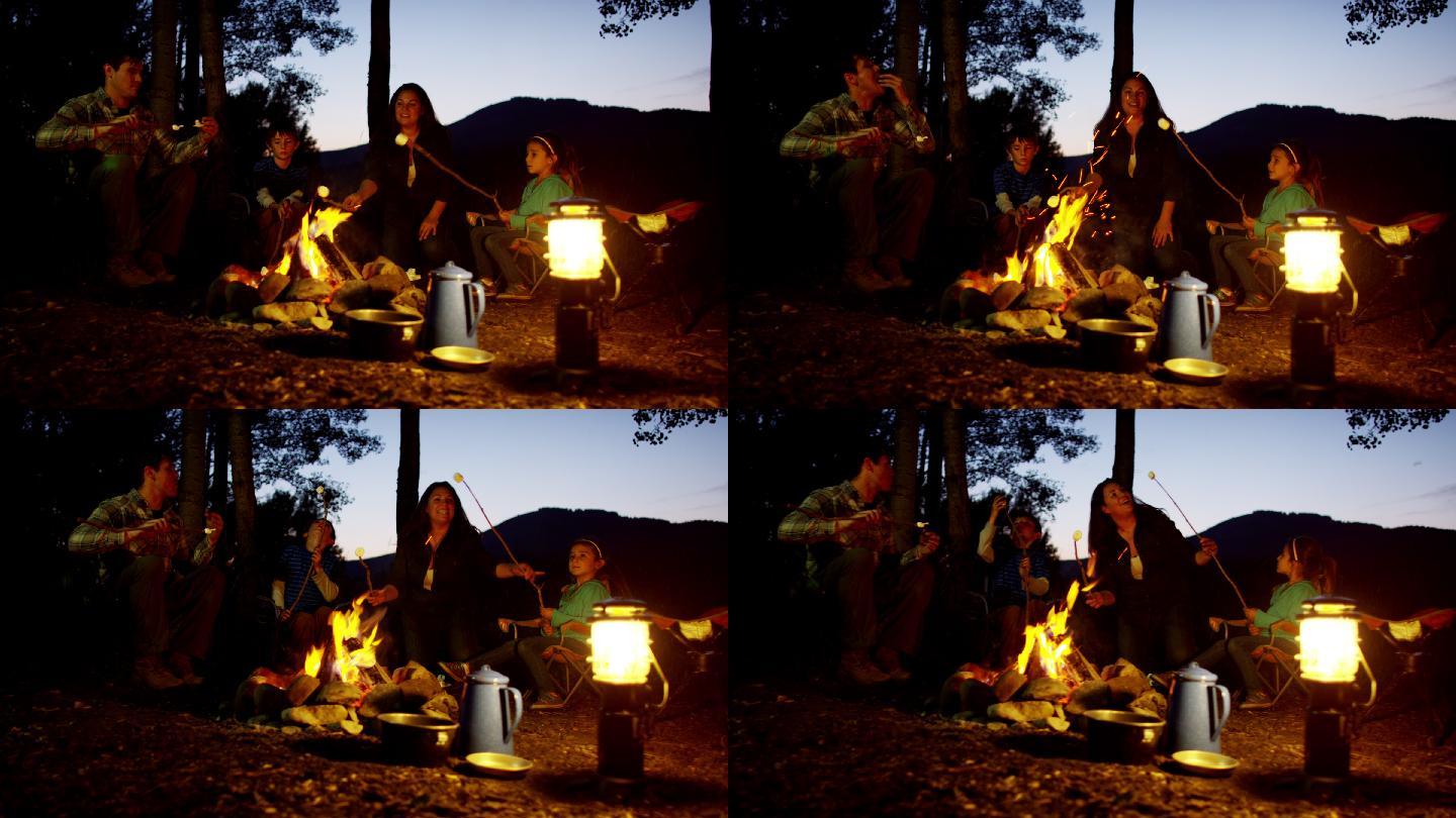 一家人在篝火上烤棉花糖