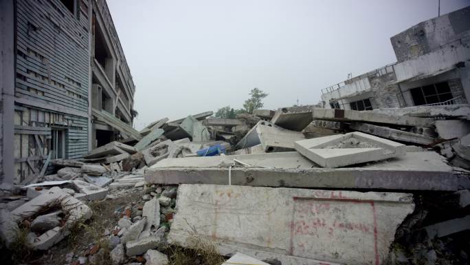 地震后废墟中的建筑物