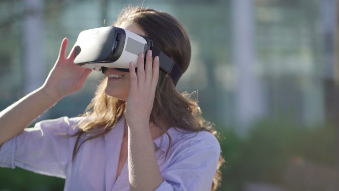 体验VR的女人眼镜沉浸式4K交互式