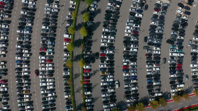 超级市场停车场俯视图，车很多