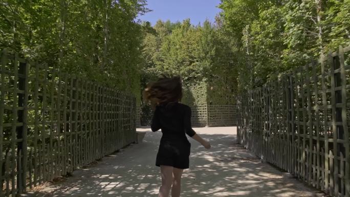 独自在绿色花园里跑步的女人