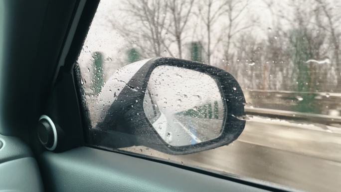 4K雨天高速行驶的汽车后视镜