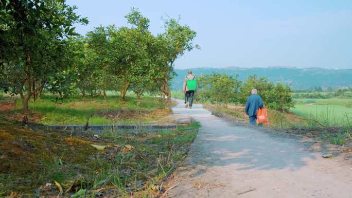 乡间小路行走的路人