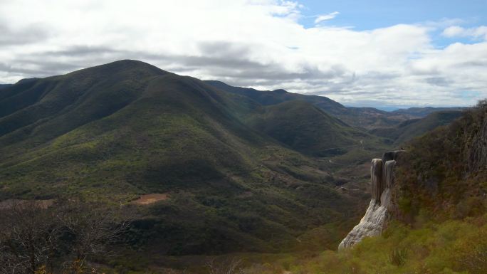 阳光下的风景山