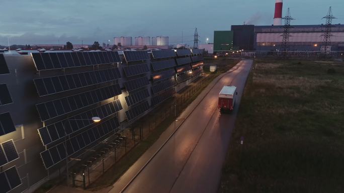 多块太阳能电池板连接到物流大楼的工业仓库