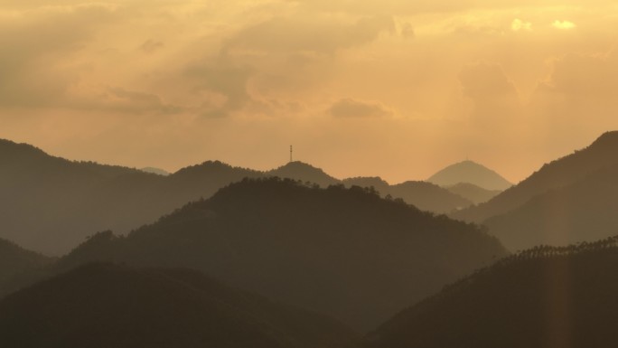 长焦拍摄落日山峰重叠压缩景深