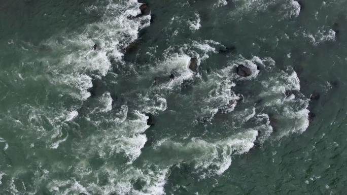 河水的空中视频俯视鸟瞰大海海水礁石流水水