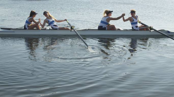 女子划艇队在河上训练