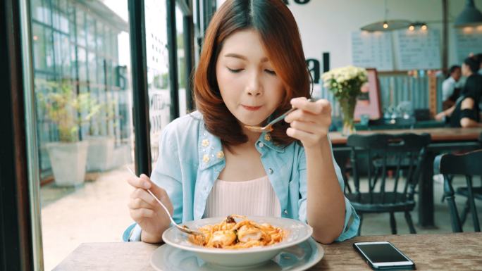 女性美食博主探店吃饭品鉴品尝美味直播