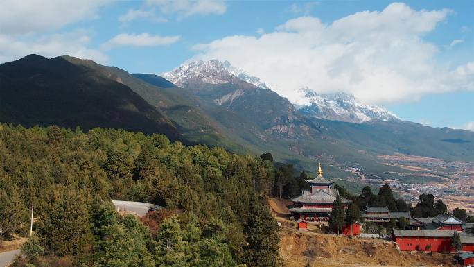 雪山公路行驶中的车辆