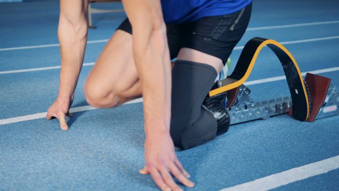 拥有假腿的运动员残奥会奥运精神奋发图强