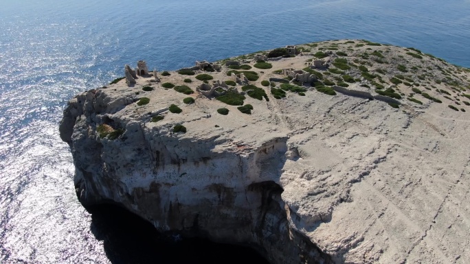 岛上的石砌废墟航拍大美风光美丽风景