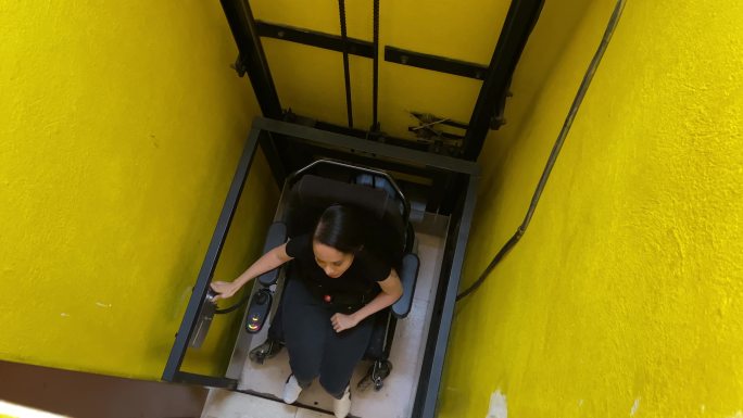 残疾女孩使用无障碍电梯