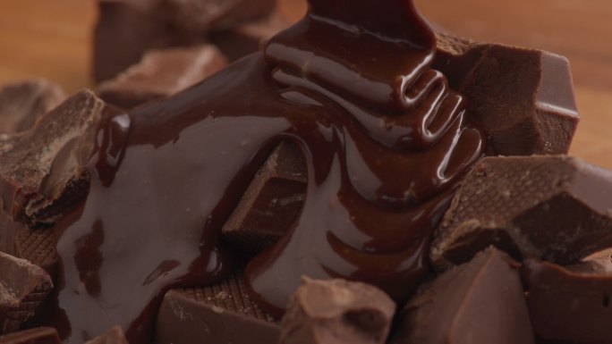 将融化的巧克力倒在大块巧克力上
