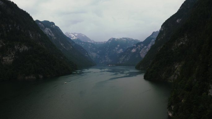 风暴前德国巴伐利亚阿尔卑斯山科尼希湖