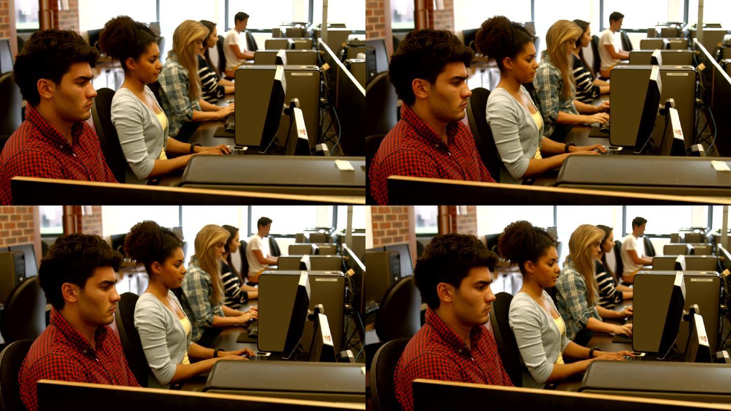 在计算机室学习的学生