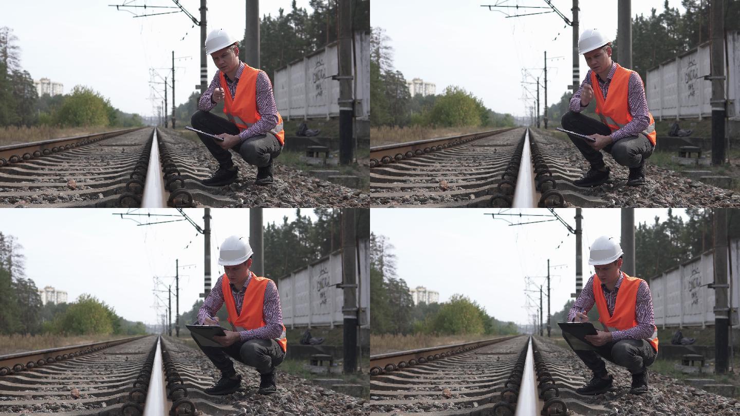 铁路工程师检查铁路。铁路维修概念。