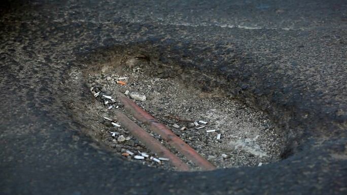 坑坑洼洼的道路高低不平破坏压坏的路面城市