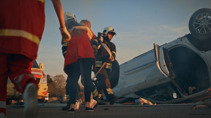 勇敢的消防员撞车现场车辆翻车国外交警