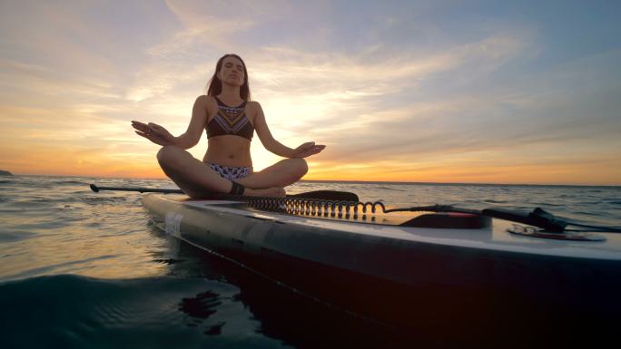 水上练习瑜伽冥想积极阳光生活船上漂流