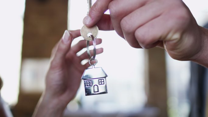 房地产经纪人交出房屋钥匙