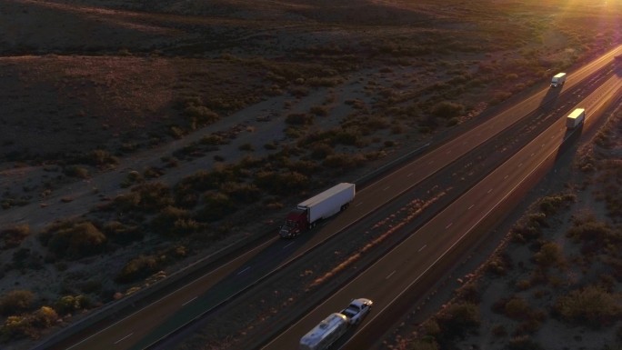 道路鸟瞰图夕阳公路货车运输航拍火车卡车运