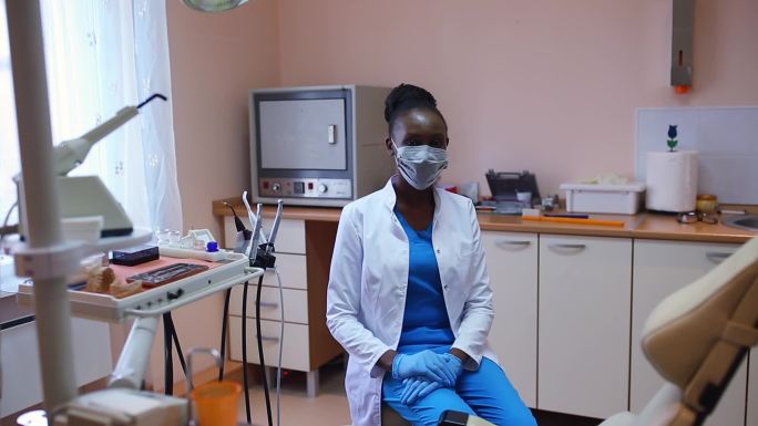 一位女牙医医院医疗治病治疗护士护理医师牙