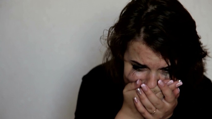 抑郁中的少女哭泣视频素材