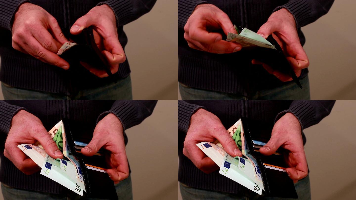 男子展示钱包