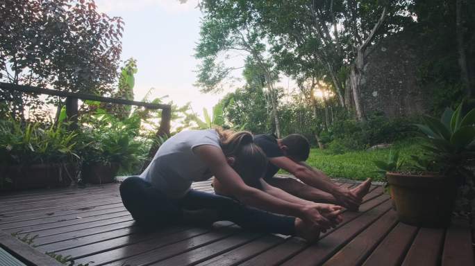 夫妇俩在花园里做瑜伽