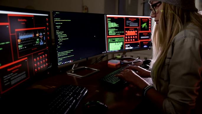 女电脑程序员在工作室写编码