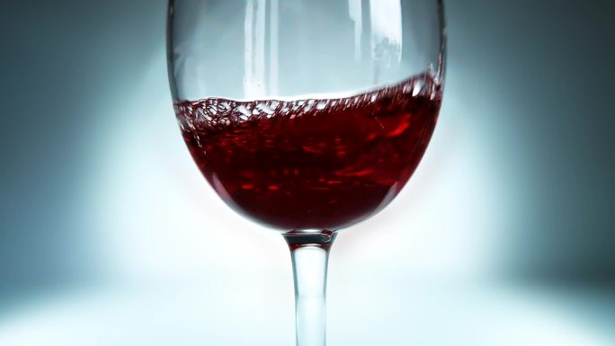 红酒倒入玻璃杯。进口酒水法国酒业喝酒品酒