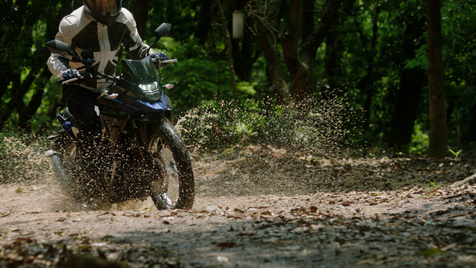 越野摩托车过树林，越水坑