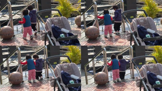两个小孩子在金湖广场快乐的玩耍