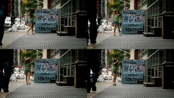 在纽约soho街上玩呼啦圈的小女孩