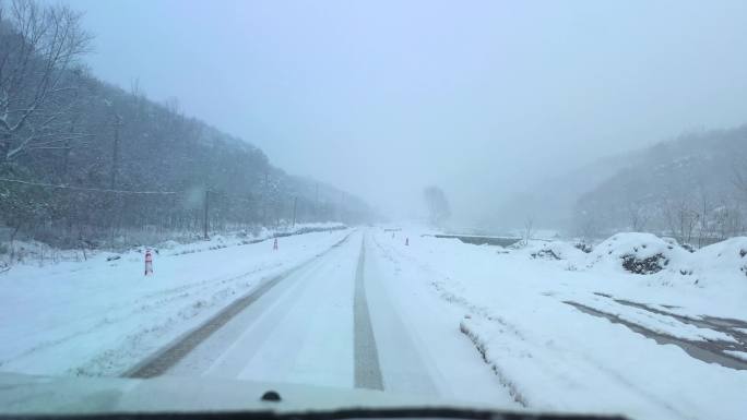 积雪道路开车行驶