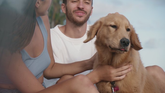 女孩抚摸她的金色猎犬