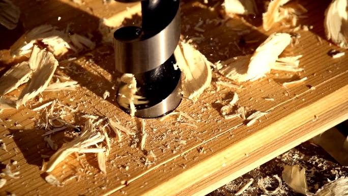 使用电动工具实木木材钻眼加工